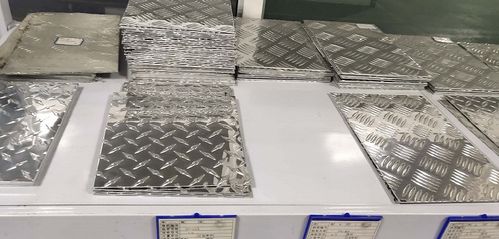 >  行业资讯 > 正文 铝板是指用铝锭轧制加工而成的矩形板材,分为纯